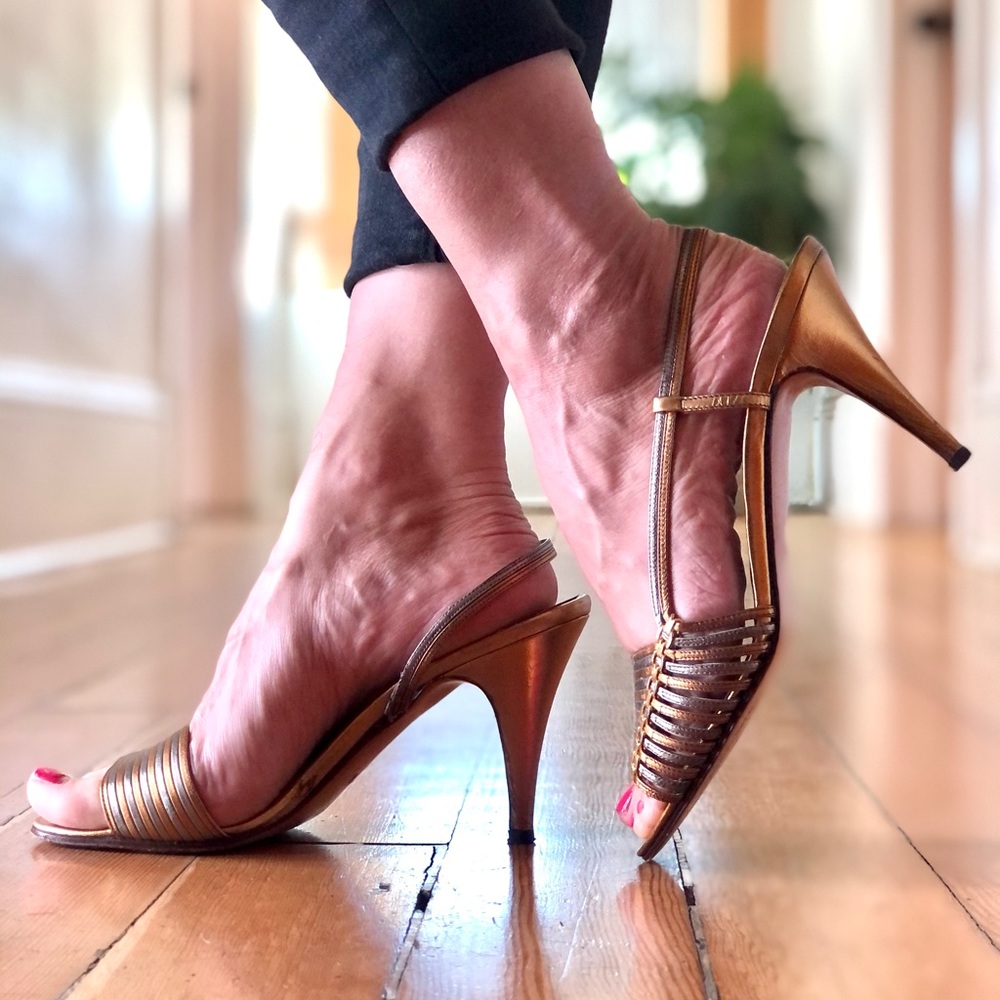 ⭐️ Vintage Gold Heels ⭐️ - Picture 9 of 13